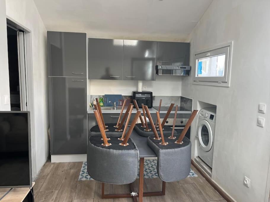 Kuchyň nebo kuchyňský kout v ubytování Maisonnette avec terrasse avec spa privatif