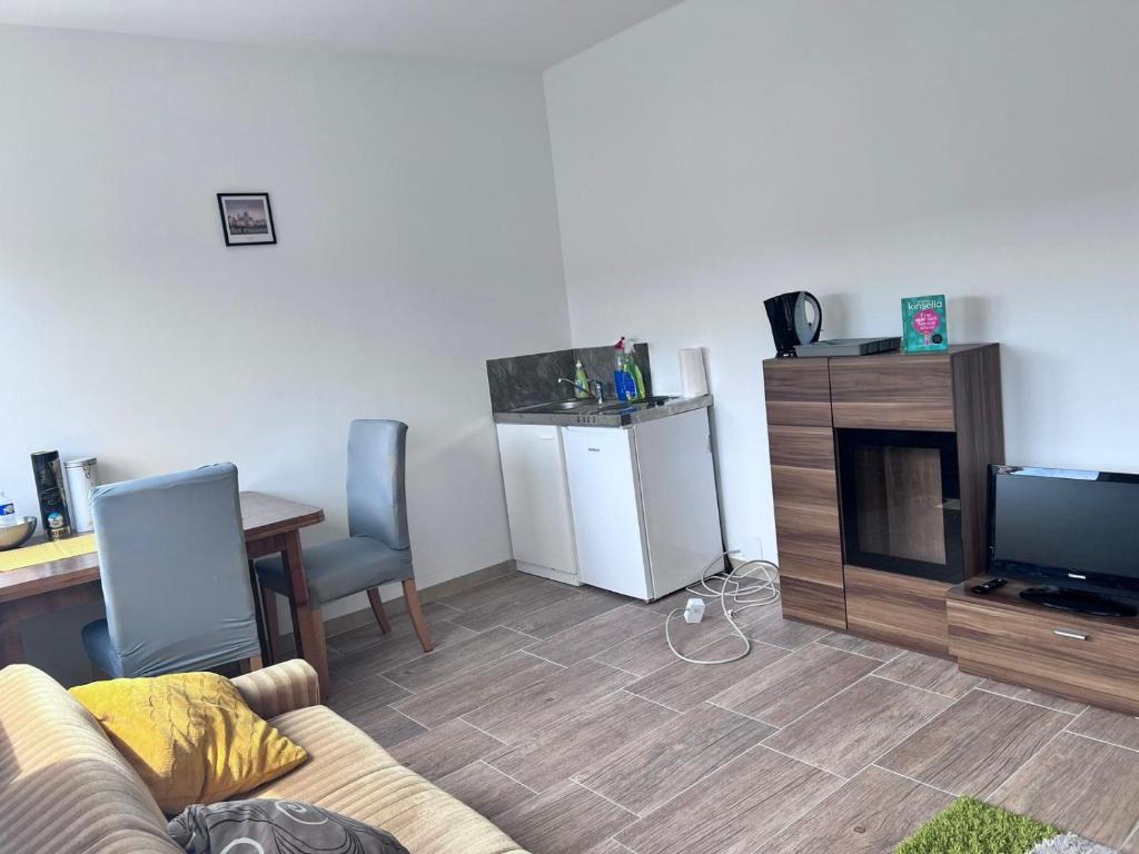 TV a/nebo společenská místnost v ubytování TOP 1 Zimmer für 1-2Personen