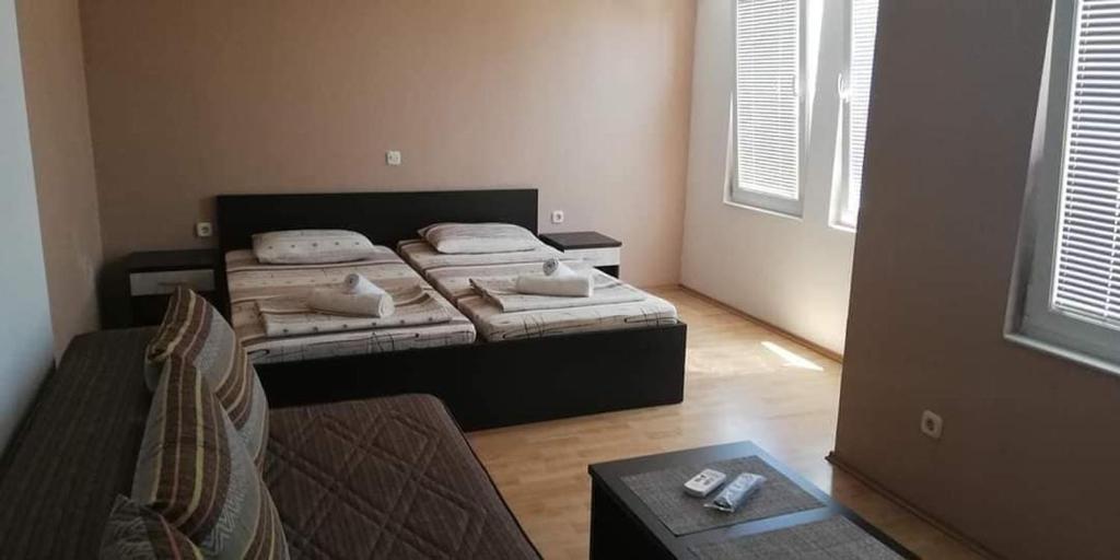 奥赫里德House Kostoski的一间卧室配有两张床和一张沙发。