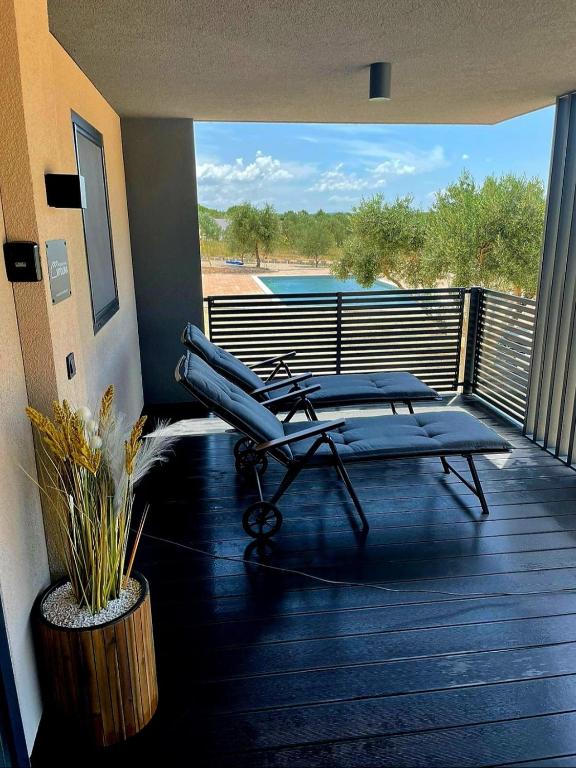 a room with a balcony with a chair on a deck at Luxury mobile home INES in Drage
