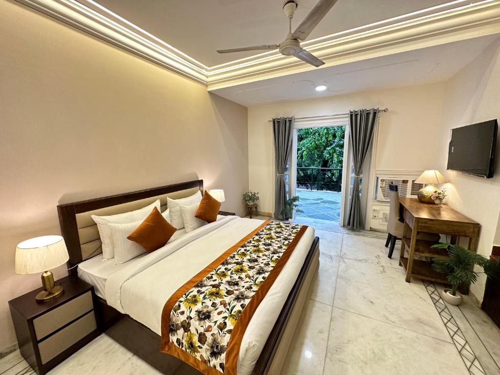Postel nebo postele na pokoji v ubytování Gulmohar Residency, Hauz Khas New Delhi, Couple Friendly