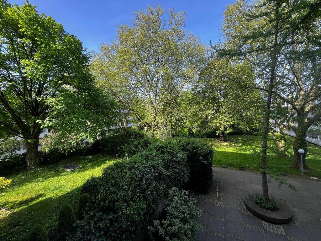 vistas a un parque con árboles y arbustos en Bonn Lounge, en Bonn