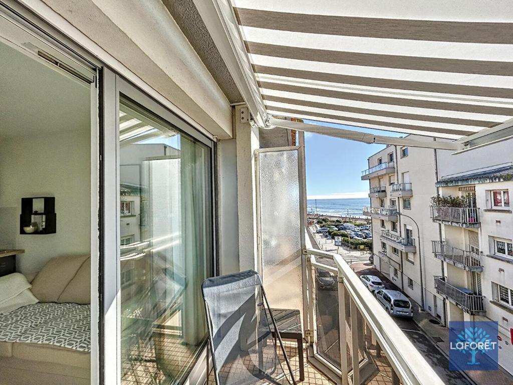un balcon avec vue sur une ville dans l'établissement Studio Alcôve près de la plage avec balcon et WiFi - Quartier Arago - FR-1-331-229, à Les Sables-dʼOlonne