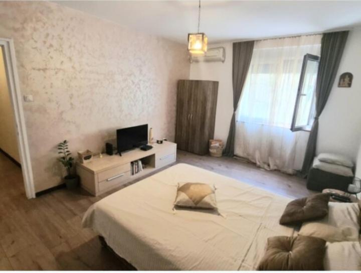 ein Schlafzimmer mit einem großen Bett und einem Fernseher in der Unterkunft Magistar in Zemun