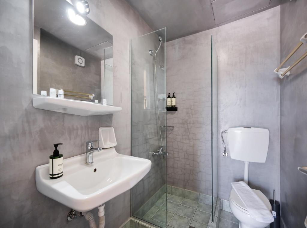 Koupelna v ubytování Ionio Hotel