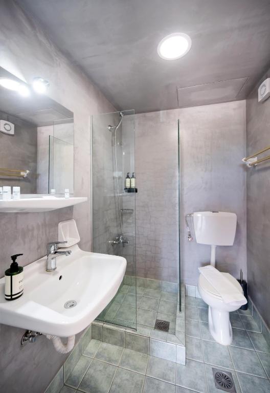 Koupelna v ubytování Ionio Hotel