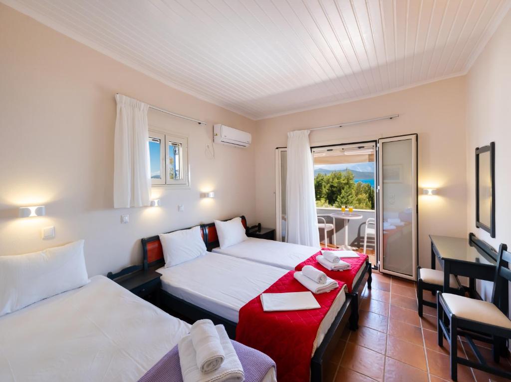 Postel nebo postele na pokoji v ubytování Ionio Hotel