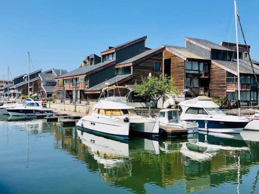 un groupe de bateaux est amarré dans un port de plaisance dans l'établissement Le Belvédère YourHostHelper, à Deauville