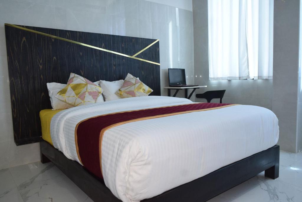 Postel nebo postele na pokoji v ubytování M Grand Stay