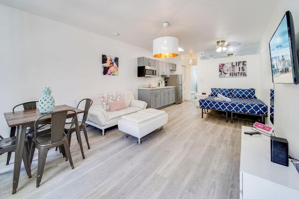 Μια τηλεόραση ή/και κέντρο ψυχαγωγίας στο Beachfront 1 bedroom with 2 Queen Beds on Ocean Drive