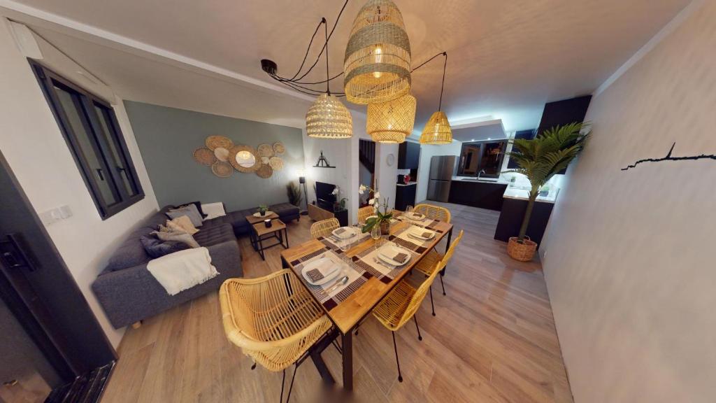 TV a/nebo společenská místnost v ubytování Le 44 - Maison familiale - Grand confort - 700m Plages