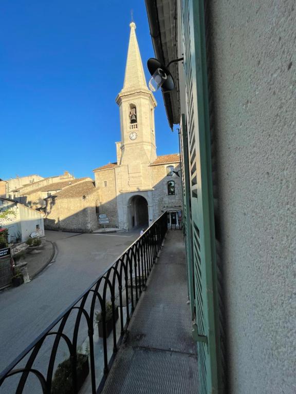 - une vue sur un bâtiment doté d'une tour d'horloge dans l'établissement Appartement Cosy Centre-Ville avec Terrasse, à Saint-Didier
