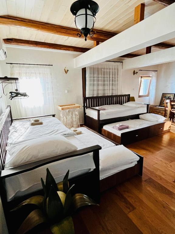 Postel nebo postele na pokoji v ubytování Stone villa in Fruška gora