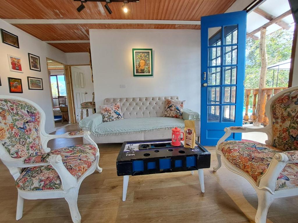 a living room with a couch and a table and chairs at Mirador De Las Pirámides in Zetaquira