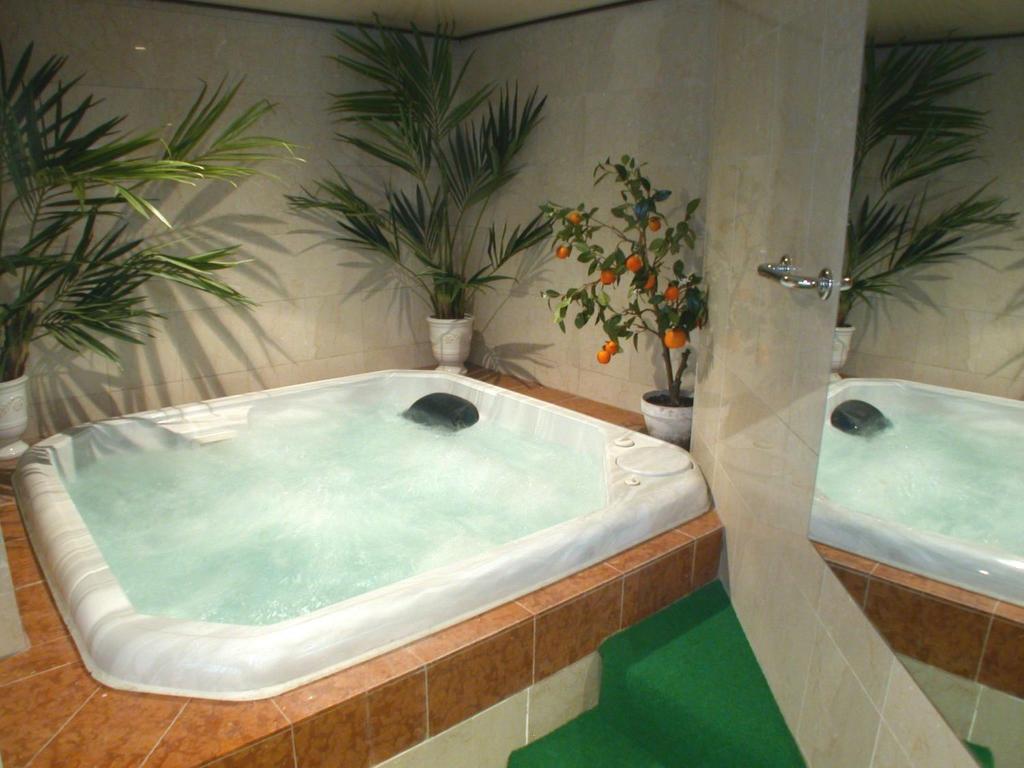 hotels in oxford al with jacuzzi