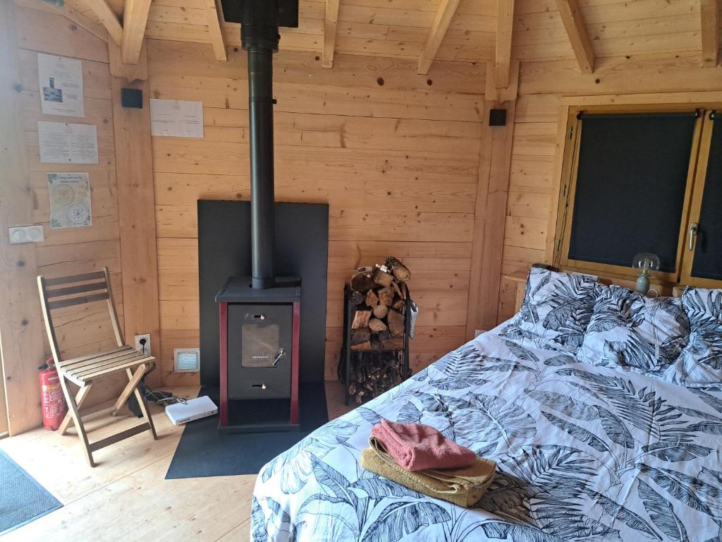 TV a/nebo společenská místnost v ubytování kotas au bord de l'eau Les loges du temps a Lunas