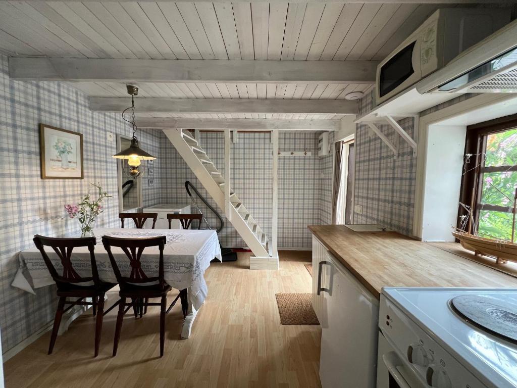 Kuchyň nebo kuchyňský kout v ubytování Charmigt gårdshus nära havet i centrala Lysekil