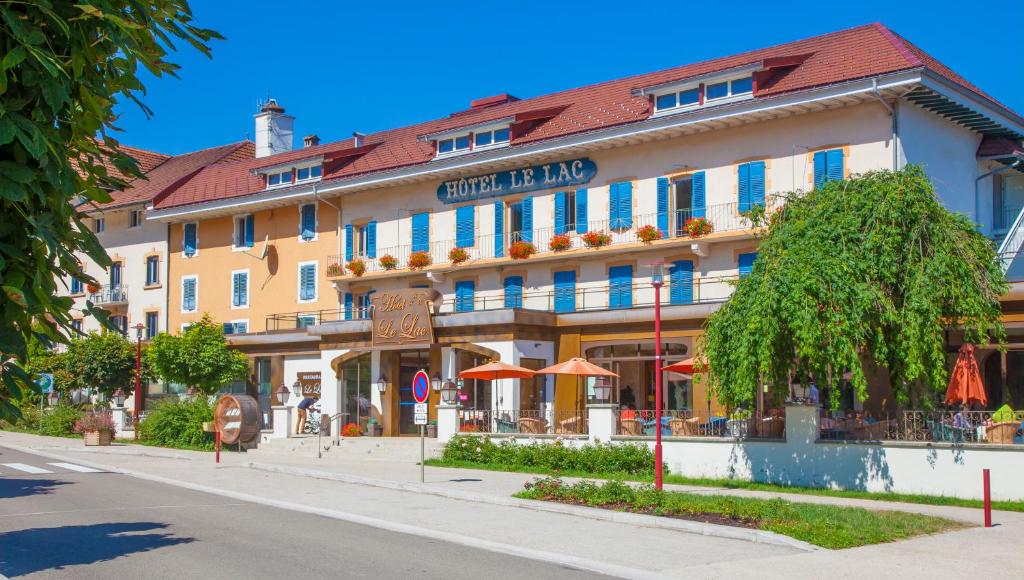 un hôtel situé sur le côté d'une rue dans l'établissement Hôtel-Restaurant Le Lac, à Malbuisson