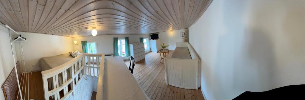 Postel nebo postele na pokoji v ubytování Charmigt gårdshus nära havet i centrala Lysekil