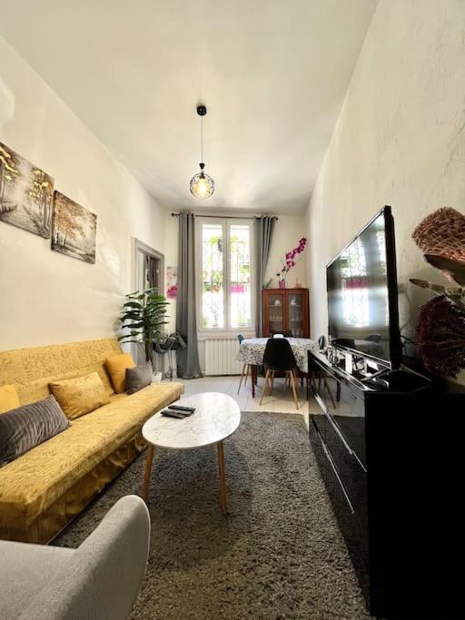 un salon avec un canapé et une table dans l'établissement Magnifique T3 au Centre Ville - Immeuble particulier, à Montpellier