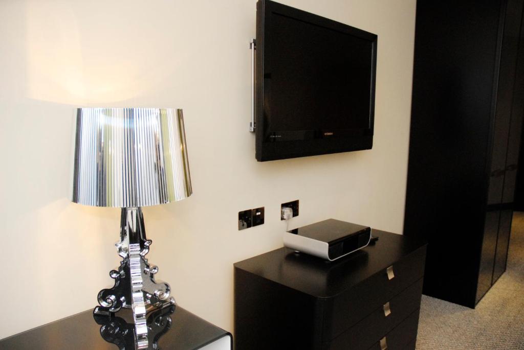 TV a/nebo společenská místnost v ubytování Print Works Hotel