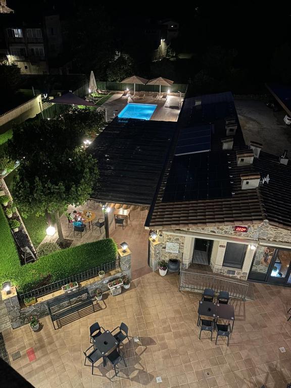 Bazén v ubytování Hotel-Restaurante La Quadra nebo v jeho okolí