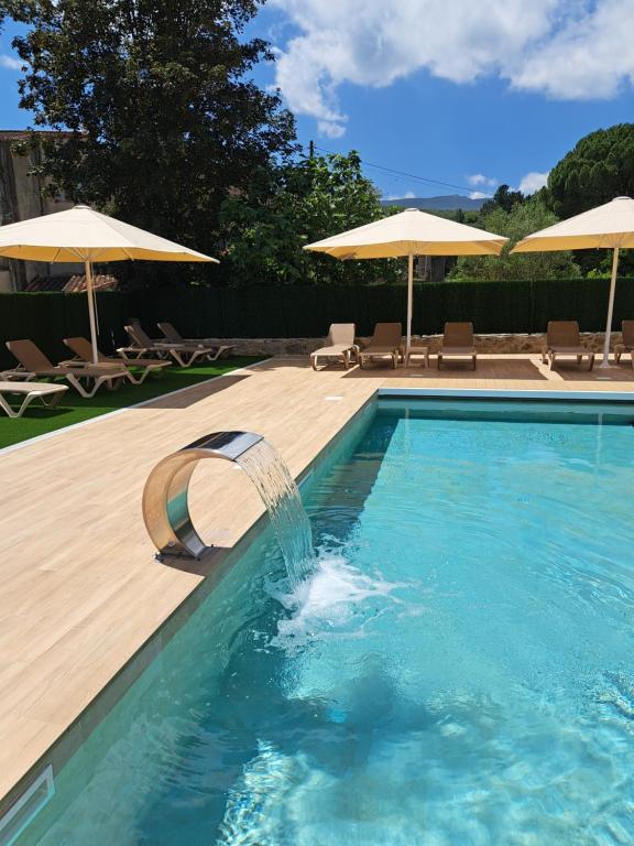 Bazén v ubytování Hotel-Restaurante La Quadra nebo v jeho okolí