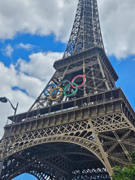 deux anneaux olympiques sur la tour Eiffel dans l'établissement Studio Champs Elysées Tour Eiffel, à Paris