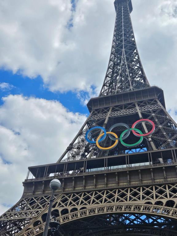 deux anneaux olympiques suspendus à la tour Eiffel dans l'établissement Appart'Chic, à Paris