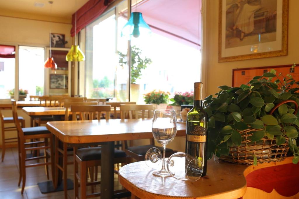 ピエーヴェ・ディ・ソリーゴにあるMarkantoのレストランのテーブルに座るワイン1本