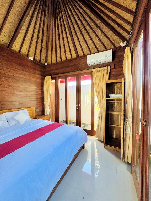 a bedroom with a bed in a wooden room at Bali Shanti Villa in Uluwatu