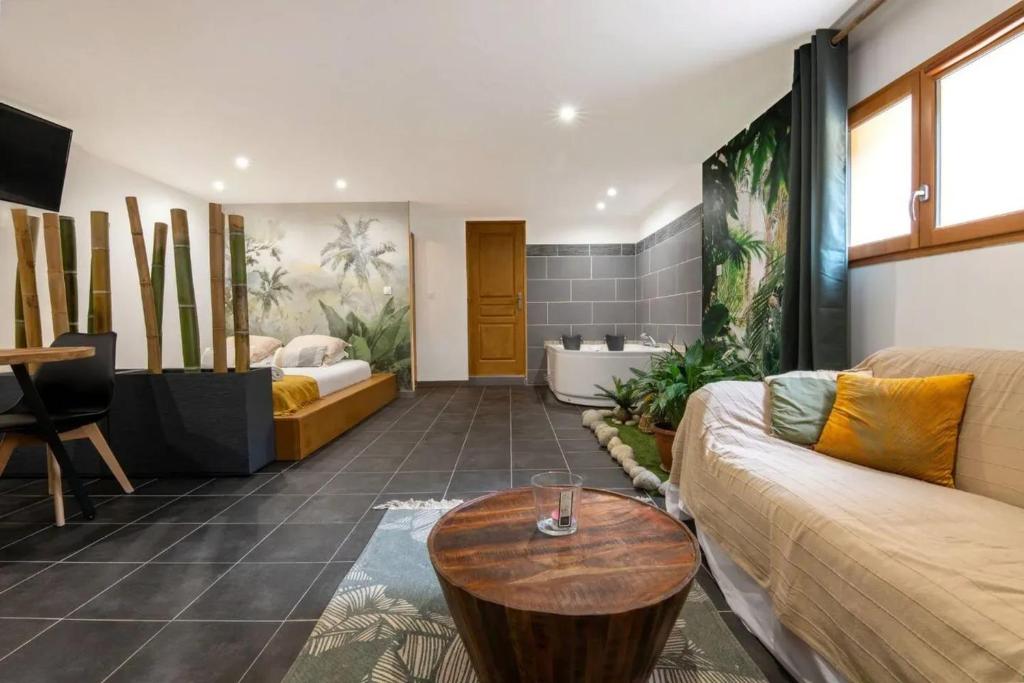 un salon avec un canapé et une table dans l'établissement Studio romantique à Baixas avec Jacuzzi - 35m², à Baixas