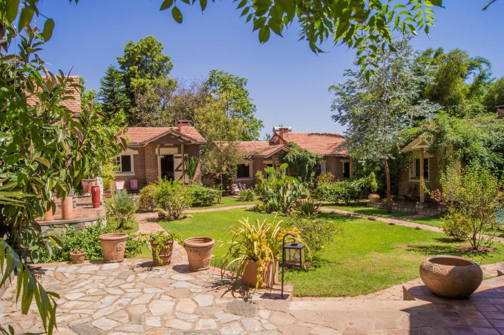 ein Hof eines Hauses mit einem Garten mit Pflanzen in der Unterkunft Couleur Café in Antsirabe