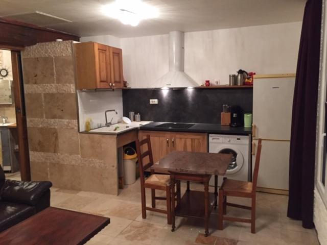 une petite cuisine avec une table et un réfrigérateur dans l'établissement SOLEIL ET PLAGE A Sète, à Sète