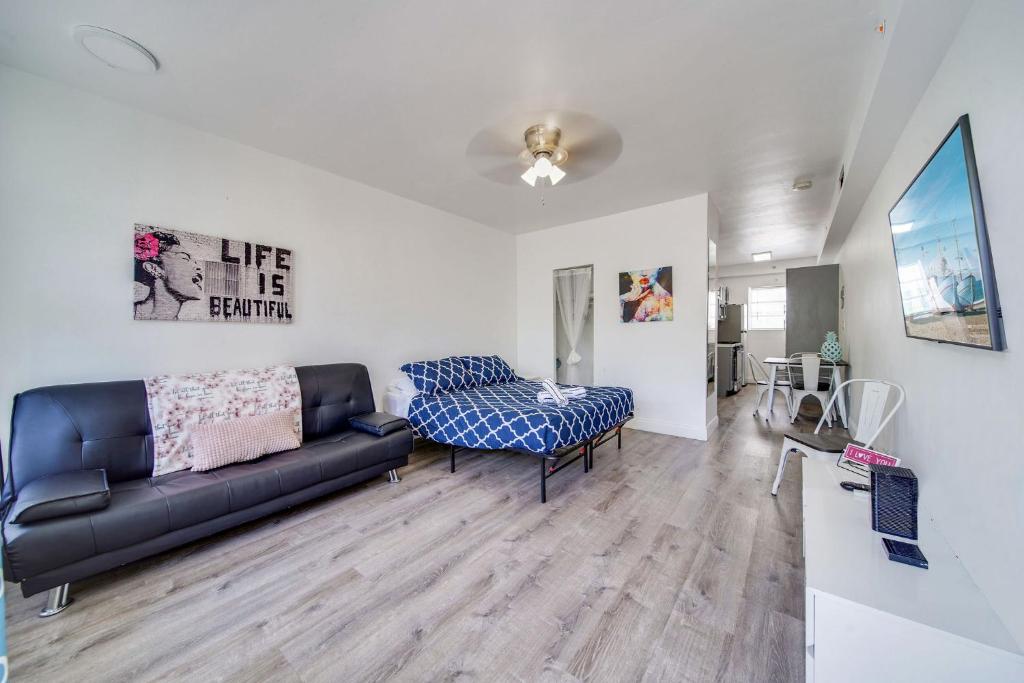 Χώρος καθιστικού στο Deco Apt w/2 Queen Beds on Ocean Dr, South Beach