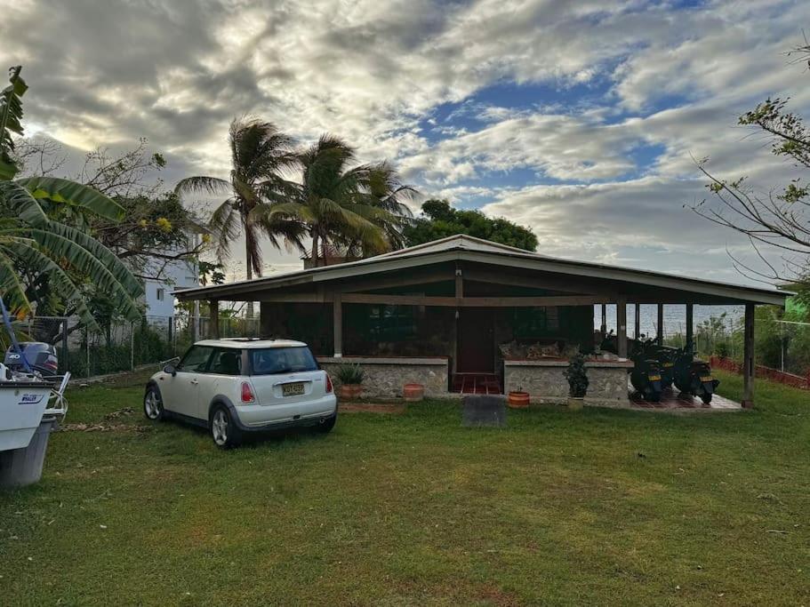 ein vor einem Haus geparktes Auto in der Unterkunft Alojamiento Morning Star Inn in Archibolds