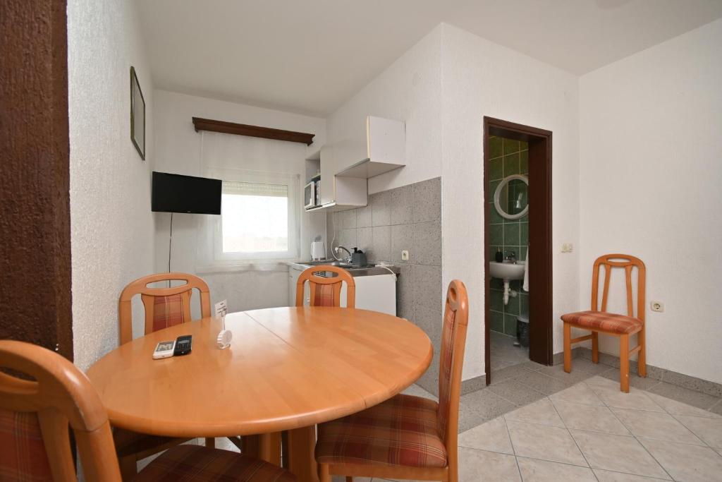 Kuchyňa alebo kuchynka v ubytovaní Apartments and rooms with parking space Biograd na Moru, Biograd - 4305