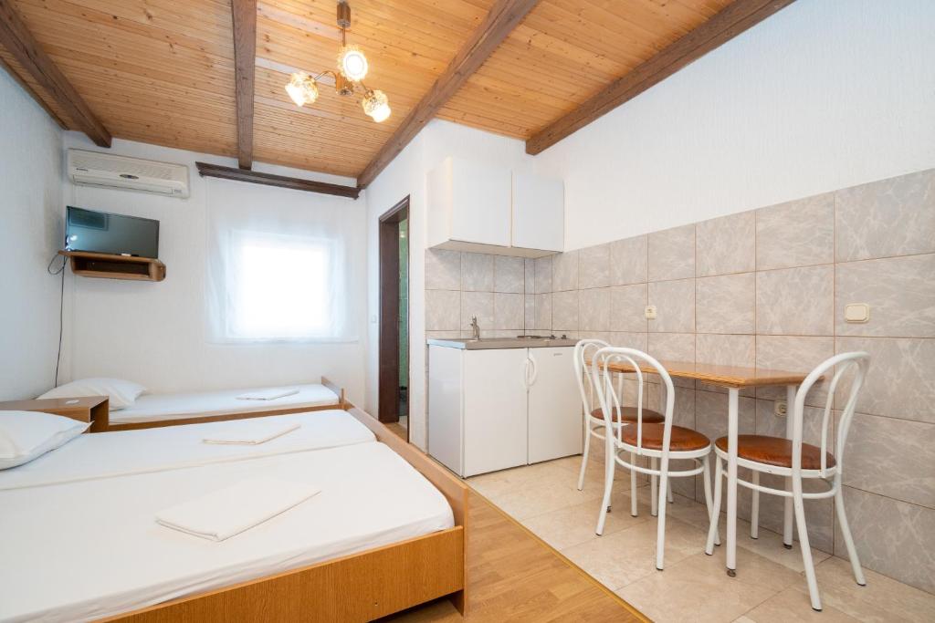 Posteľ alebo postele v izbe v ubytovaní Apartments and rooms with parking space Biograd na Moru, Biograd - 4305