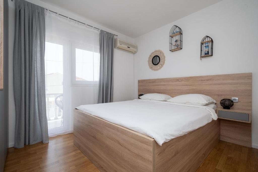Posteľ alebo postele v izbe v ubytovaní Apartments and rooms with parking space Biograd na Moru, Biograd - 4305