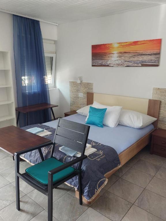 Postel nebo postele na pokoji v ubytování Apartments by the sea Duce, Omis - 13694