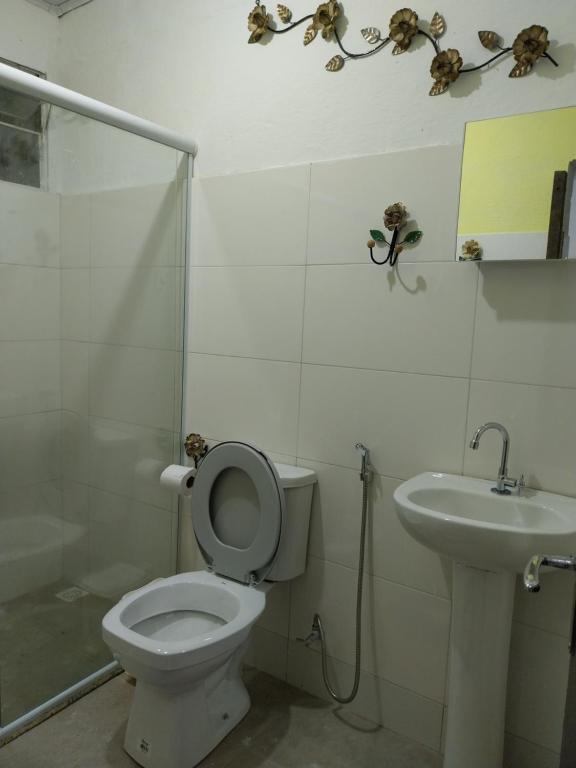 ein Badezimmer mit Toilette und Waschbecken in der Unterkunft Pousada das Estrelas no centro de Conservatória in Conservatória