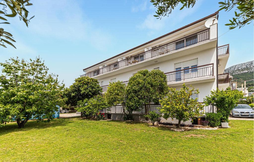 2 Bedroom Amazing Apartment In Kastel Kambelovac