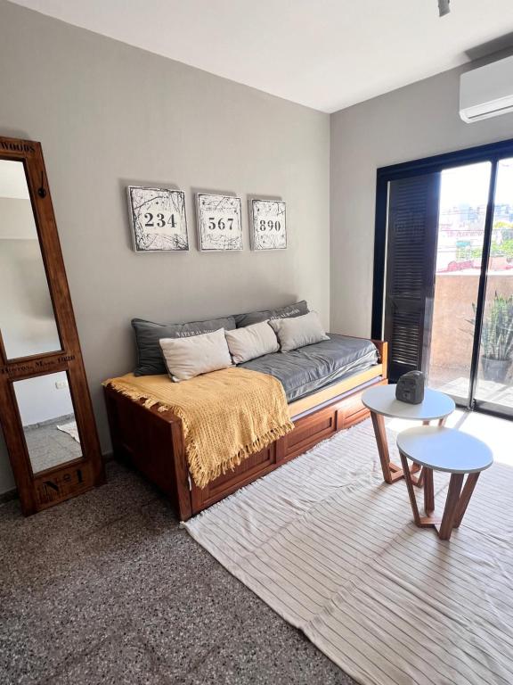 ein Schlafzimmer mit einem Bett und einem Tisch und einem Fenster in der Unterkunft Departamento de Josefina in Santiago del Estero