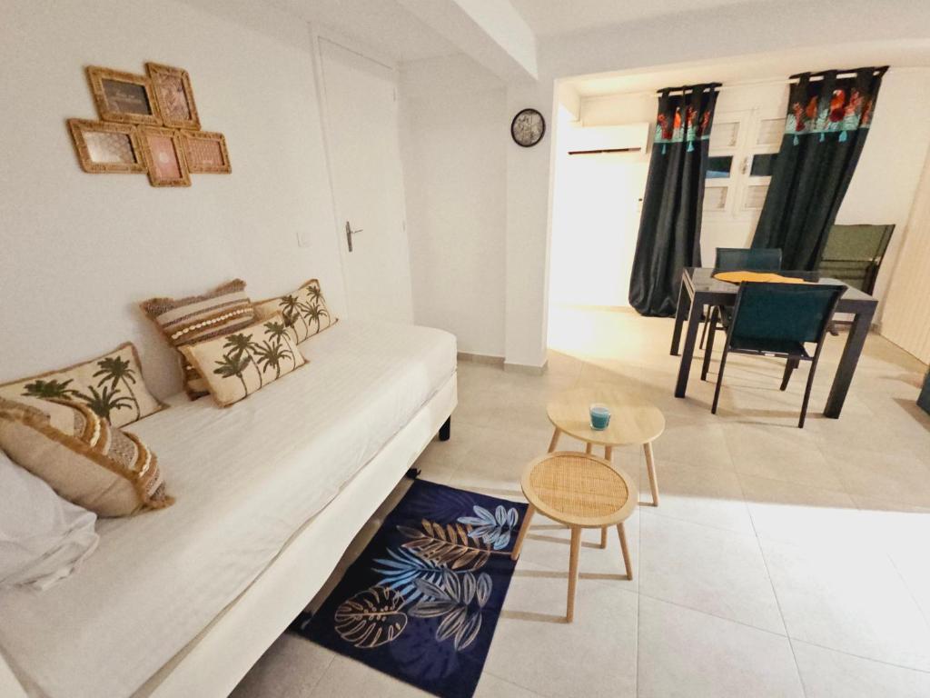 Posezení v ubytování Ti Oasis COLIBRI, 1 chambre, piscine, à 150m de la Plage
