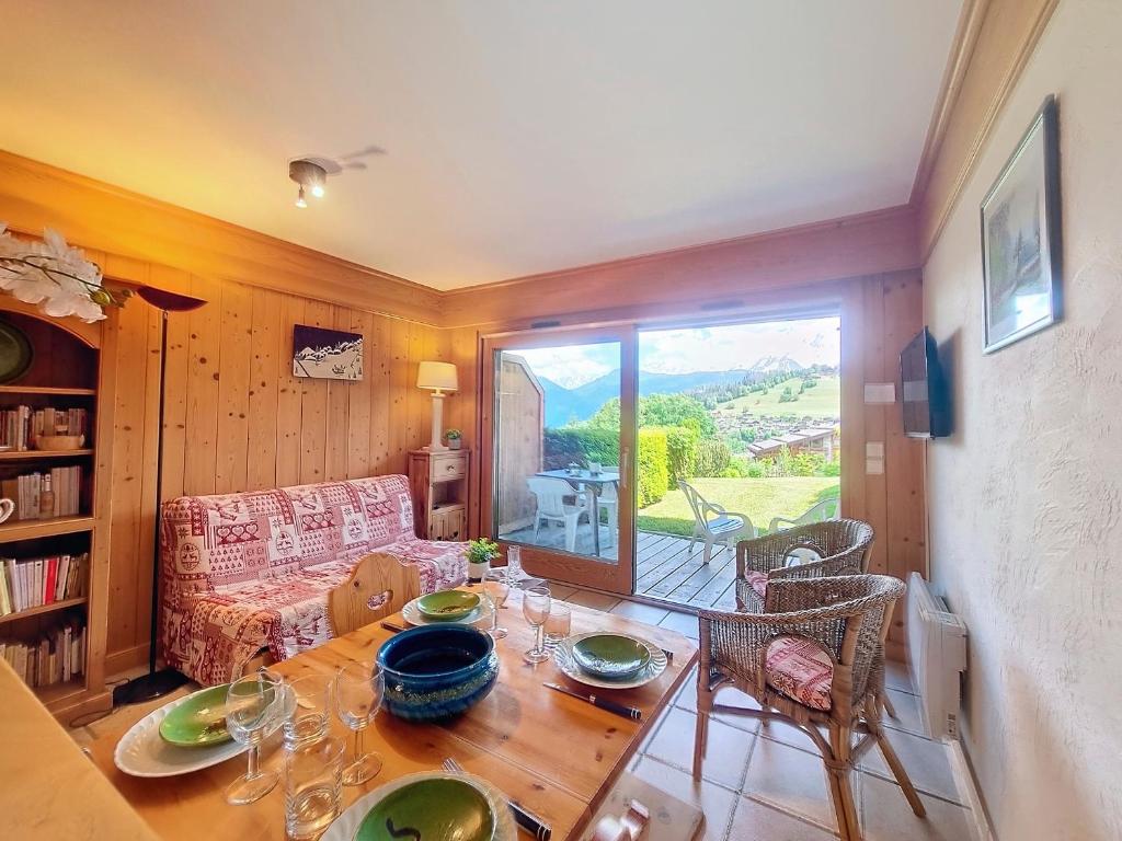 un salon avec une table et un canapé dans l'établissement Appartement 2 chambres avec jardin au pied du Mont Blanc - FR-1-560-144, à Combloux