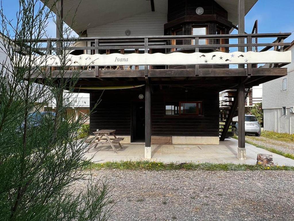 Photo de la galerie de l'établissement Chalet cosy à Gruissan, 3 ch. avec salles d'eau privées, WiFi - FR-1-784-32, à Gruissan