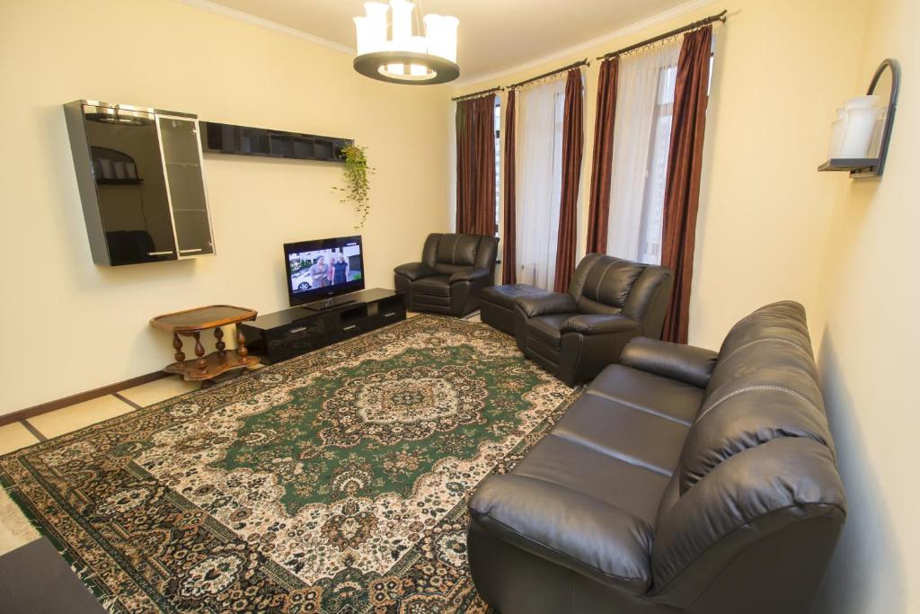 モスクワにあるGuest House Profsoyuznayaのリビングルーム(ソファ、椅子、テレビ付)