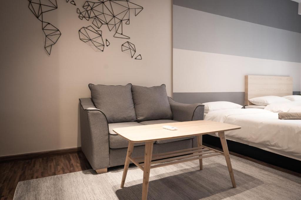 K Avenue by Pinstay - Deluxe Double Room (2 Adultos + 1 Niño)