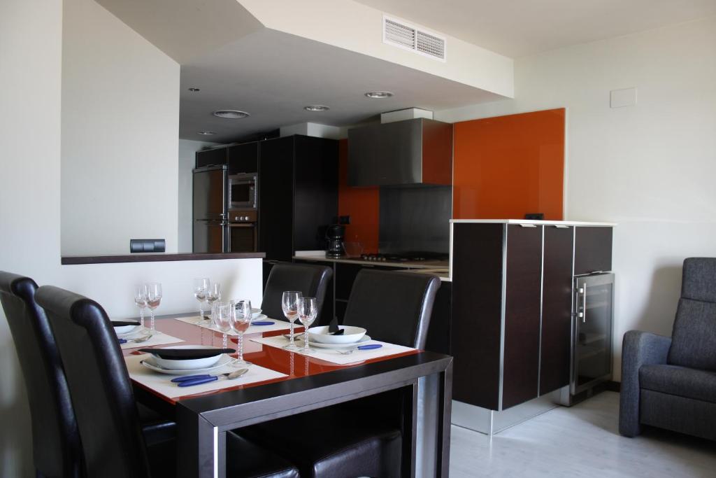 una cocina con una mesa con copas de vino. en Sealand Apartment, en Les Cases d'Alcanar