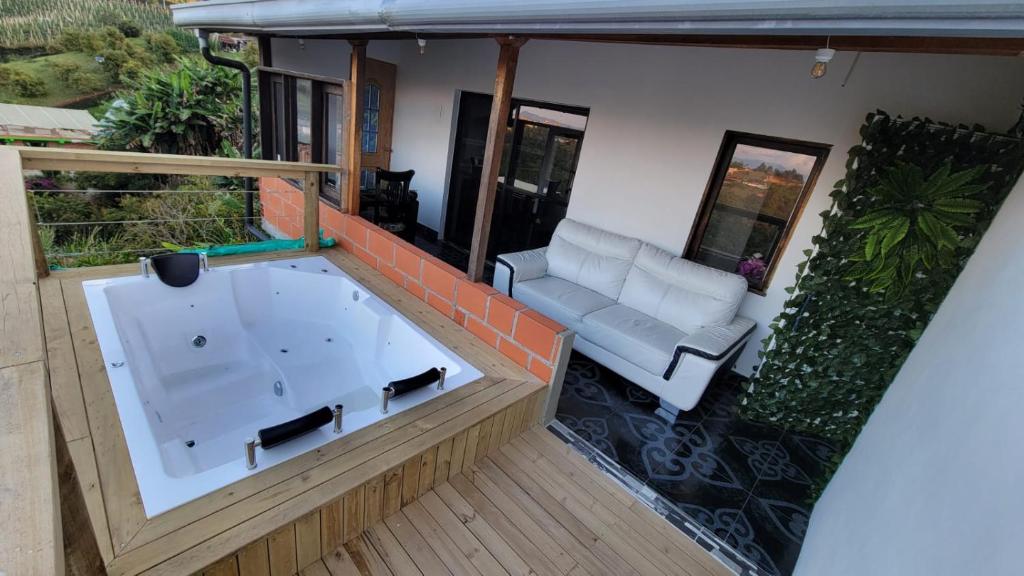 Balkón nebo terasa v ubytování EDYMA Cabaña con JACUZZI